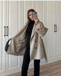 Kuşak detaylı bej kadın trençkot modeli