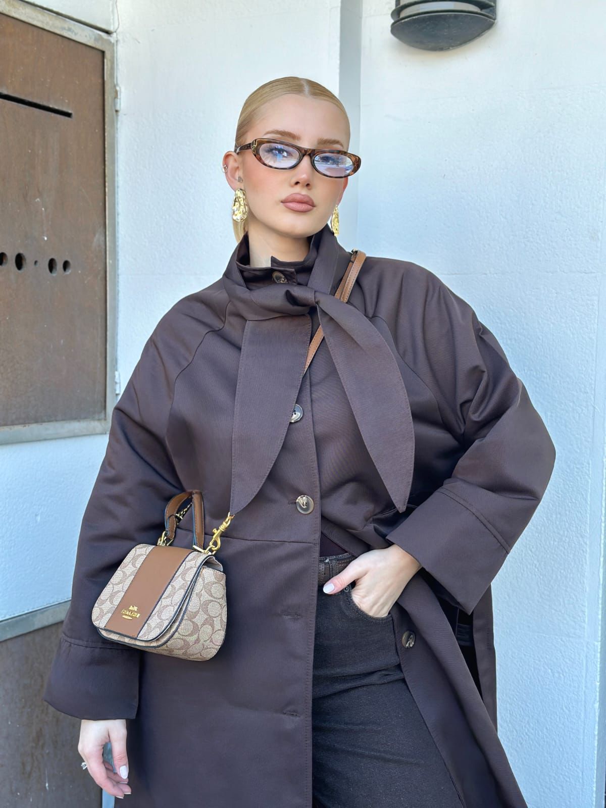 Kahverengi kadın uzun trençkot modeli
