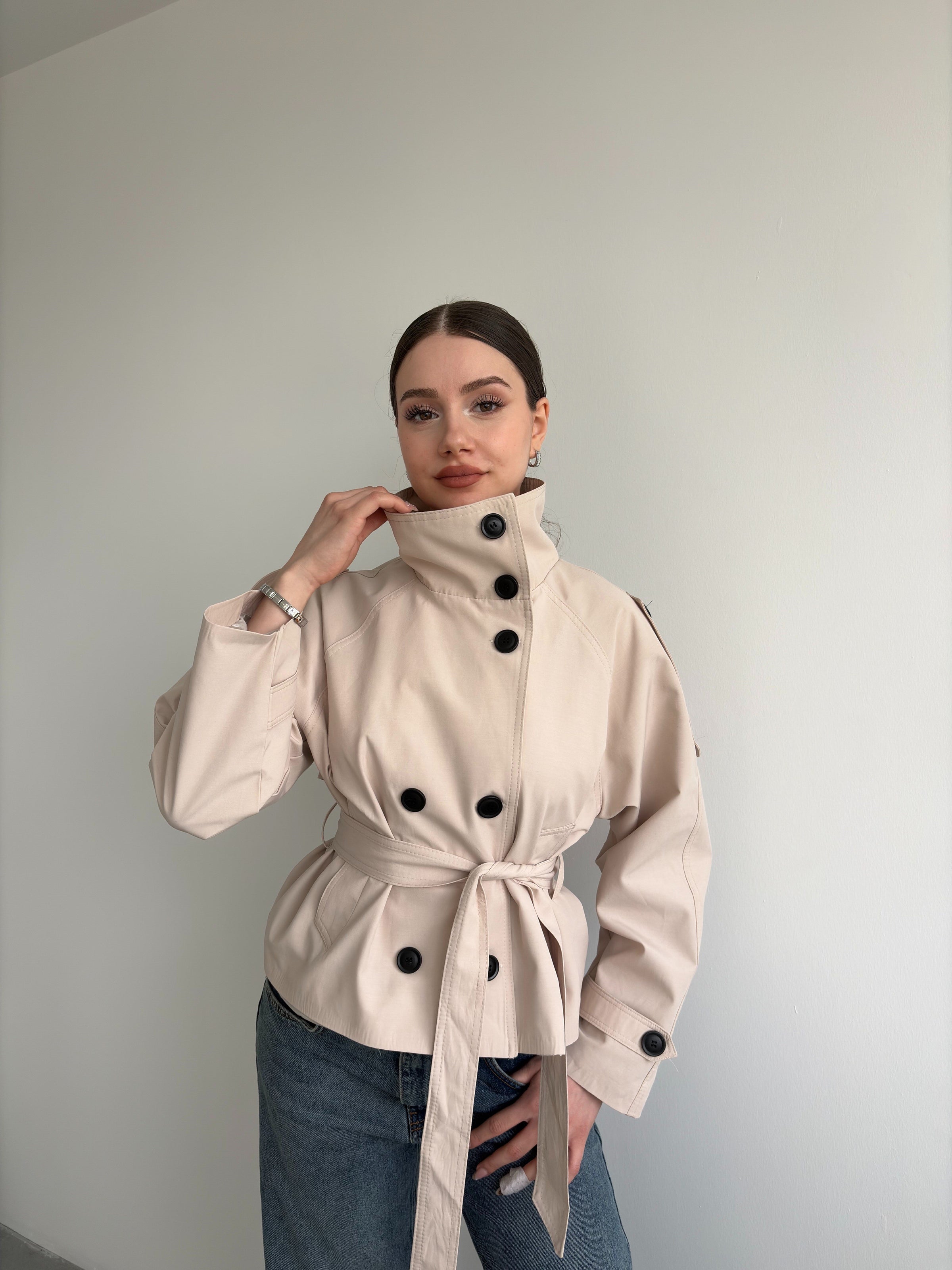 Kadın krem kısa dış giyim trençkot modeli

