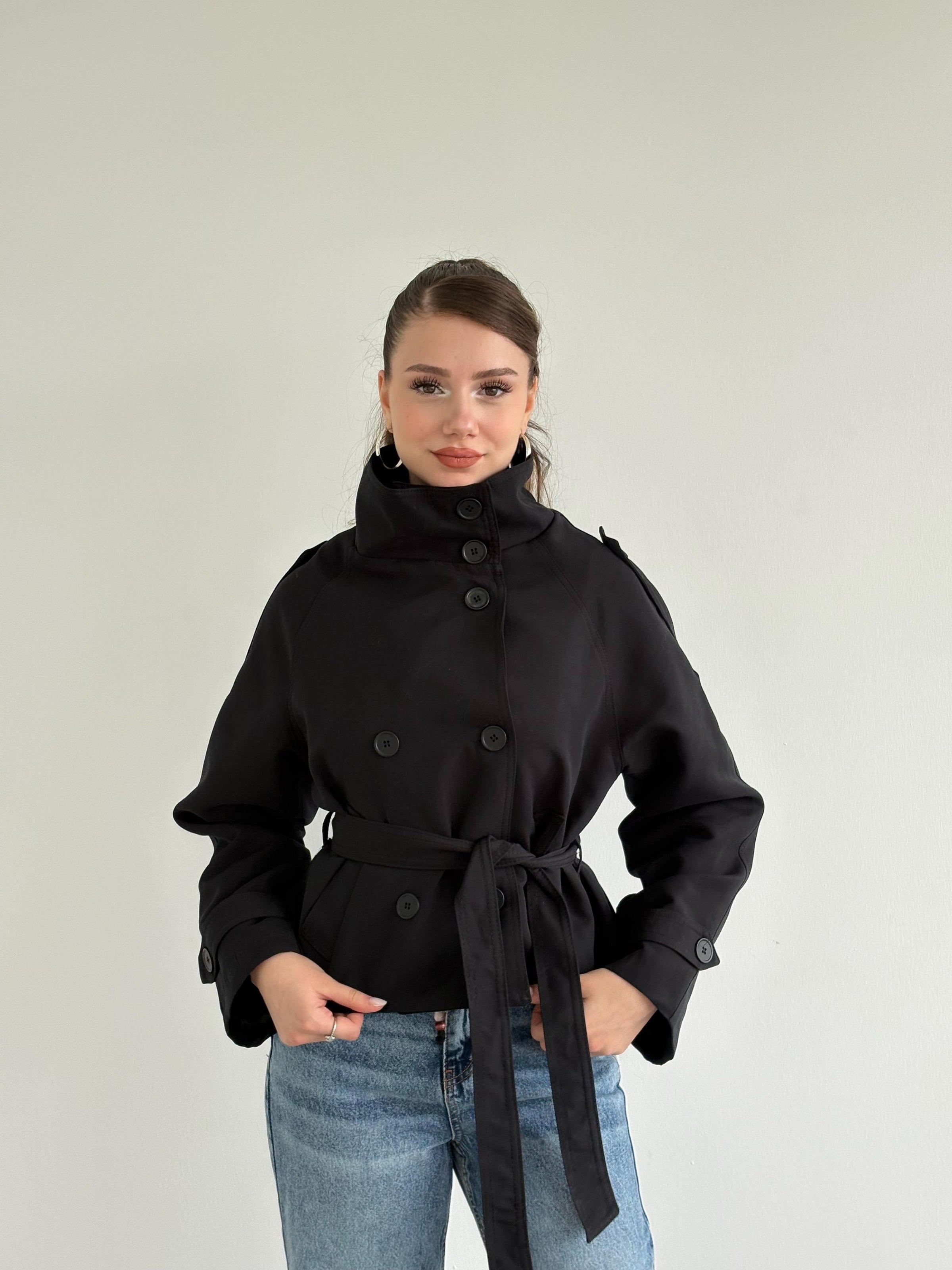 Siyah kuşaklı kısa kadın trençkot modeli